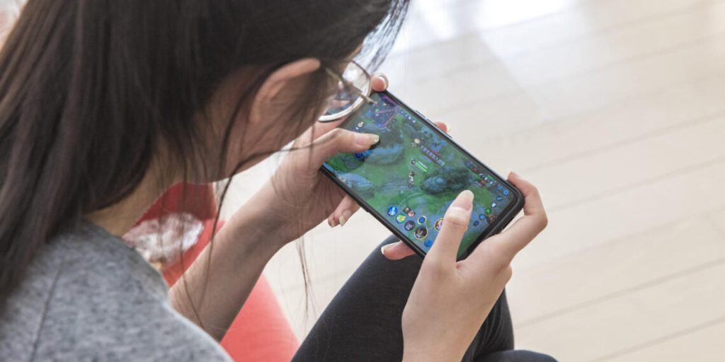 Playing Mobile Games 1140x570 1