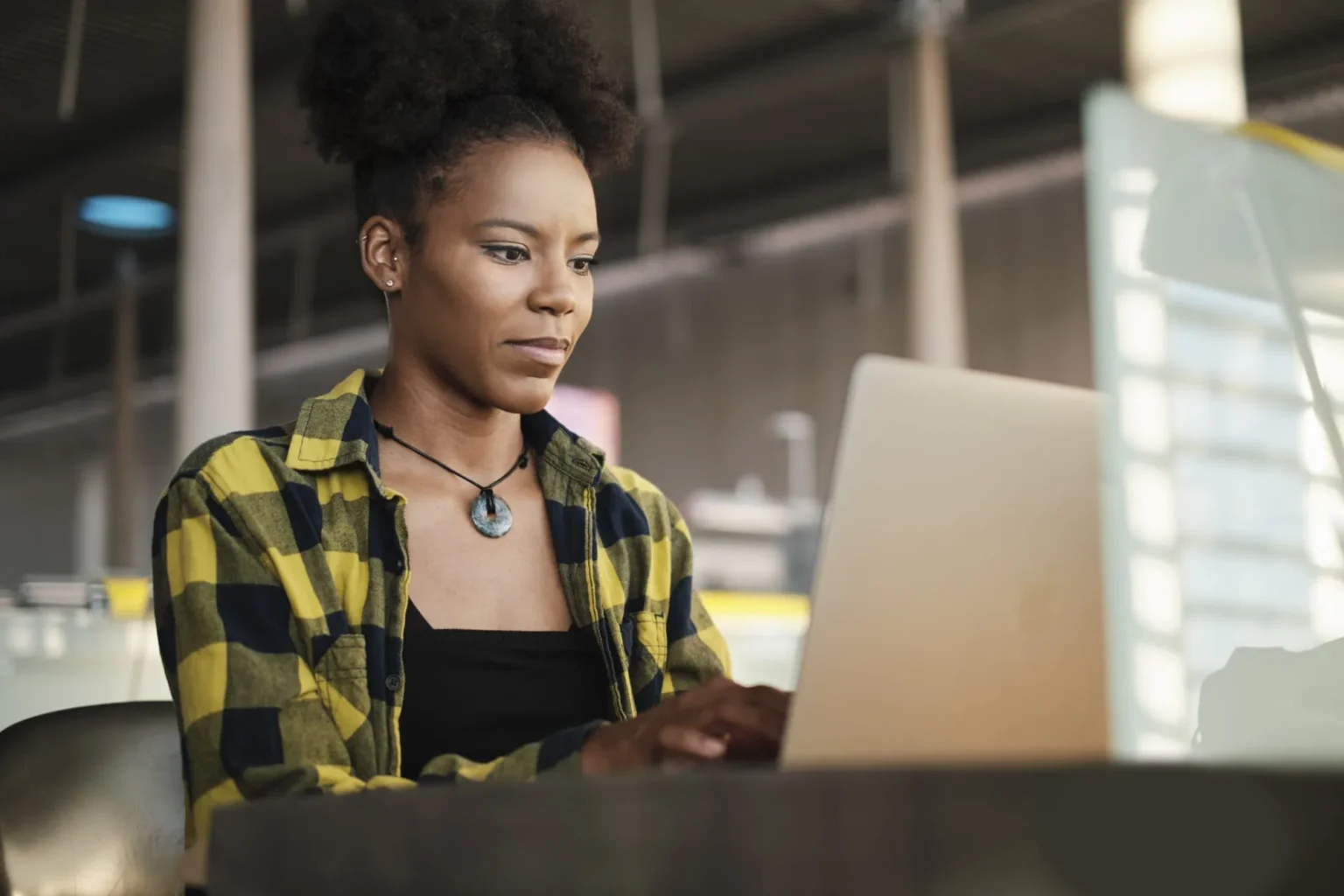 Woman on laptop in library 6485254e2